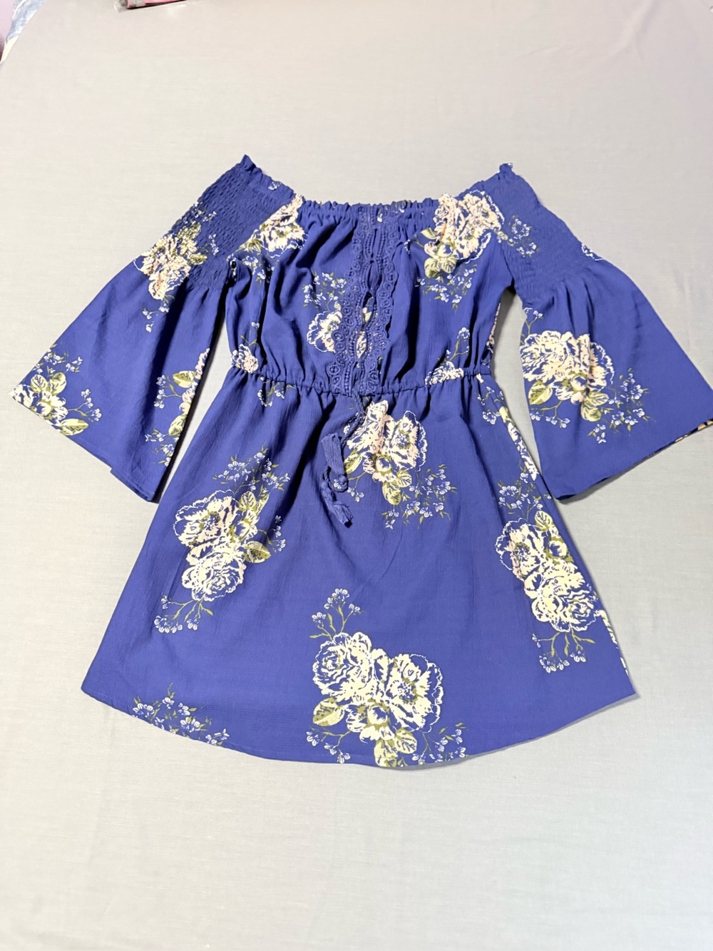 Feathers off-the-shoulder bell sleeve floral mini dress. Size large Juniors